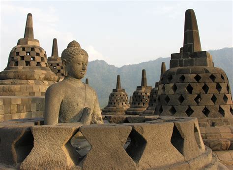 Borobudurtemplet: En ikonisk buddhistisk struktur som symboliserar Java’s kulturella blomstring under Sailendra dynastin.